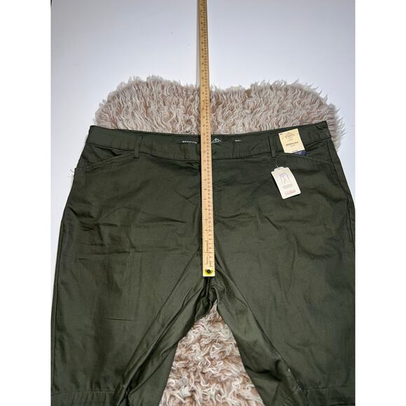 St. John bay women’s new green mid rise Bermuda shorts - Picture 3 of 12